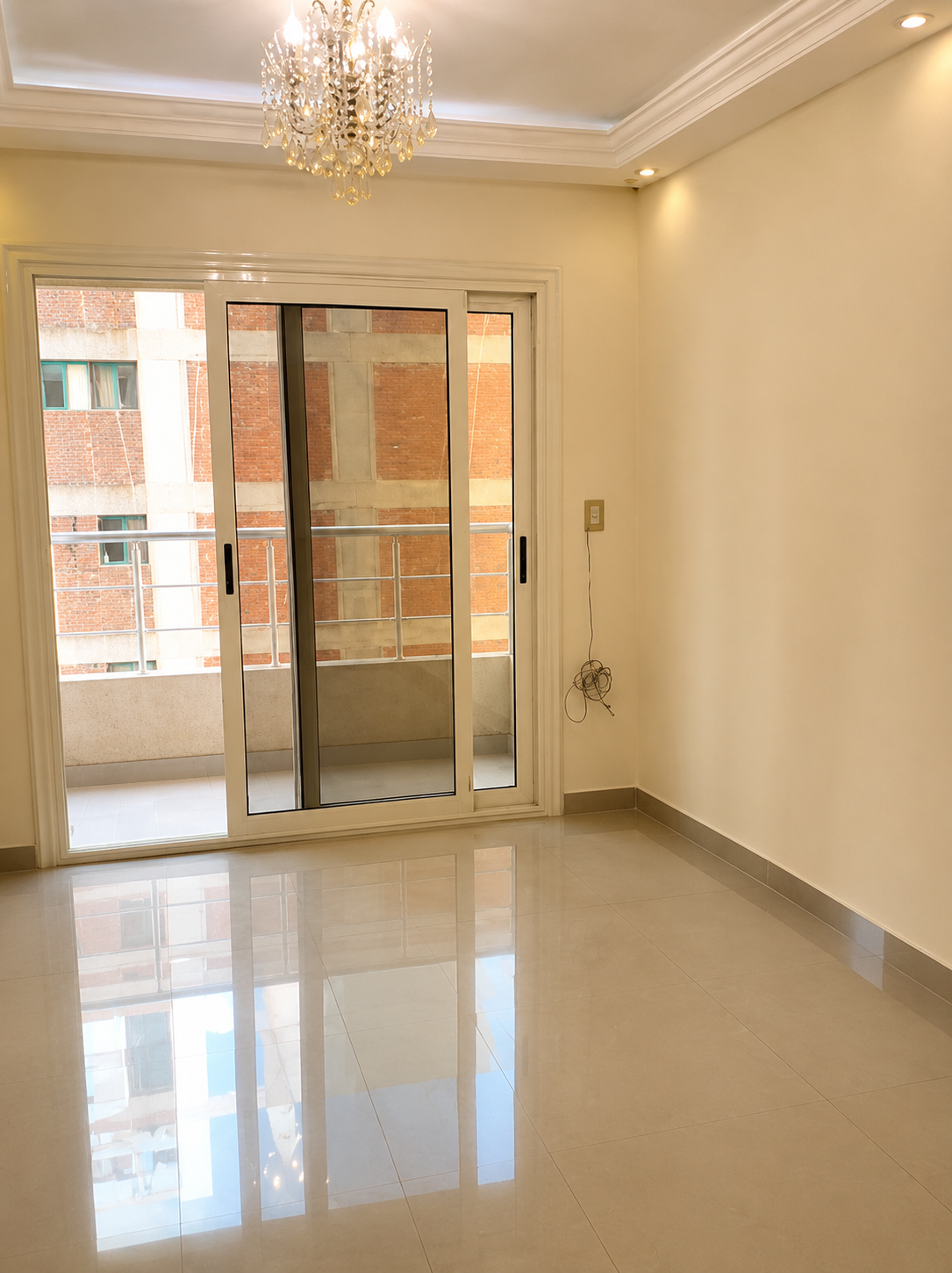 شقة تمليك فى عماره جديد منطقة كيلوبترا رابع نمره من البحر شارع رئيسي